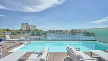 Una piscina al aire libre, una piscina climatizada