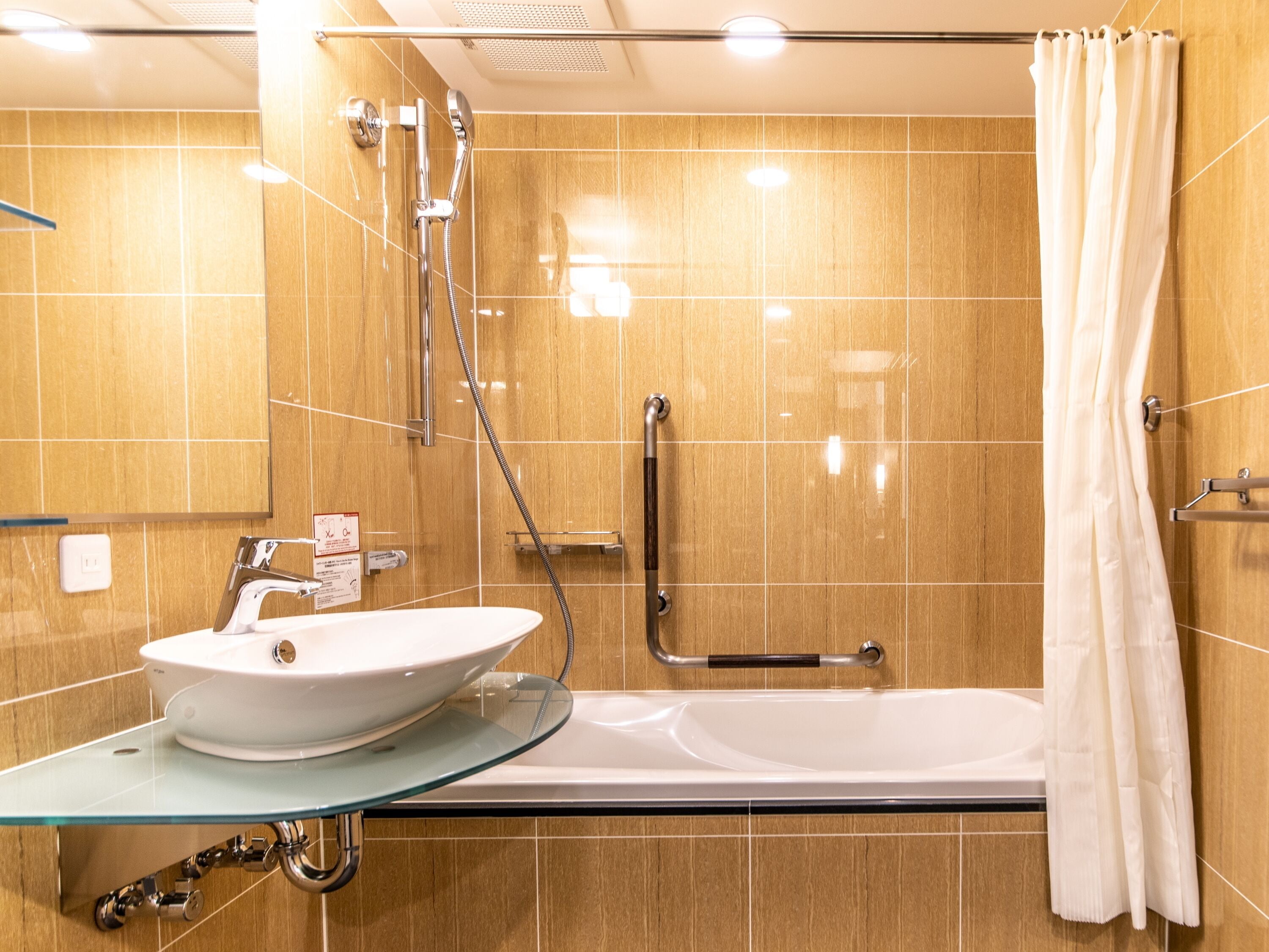 deluxe twin room, non smoking | bathroom | combined shower/bathtub, free toiletries, hair dryer, slippers