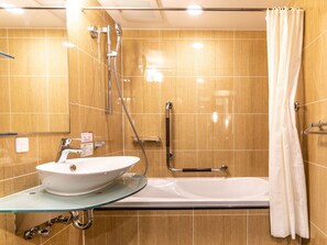 Deluxe Twin Room, Non Smoking | Bathroom | Combined shower/tub, free toiletries, hair dryer, slippers