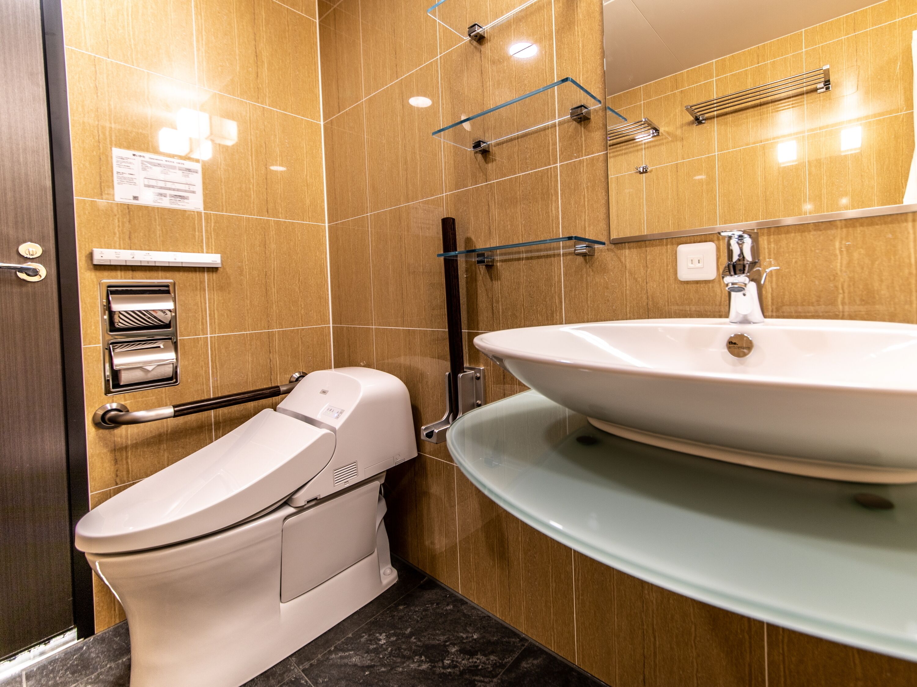 deluxe twin room, non smoking | bathroom | combined shower/bathtub, free toiletries, hair dryer, slippers
