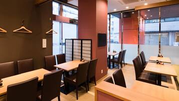 Desayuno buffet diario (JPY 1700 por persona)