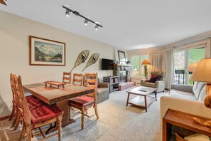 Televisio, takka, DVD-soitin, stereot