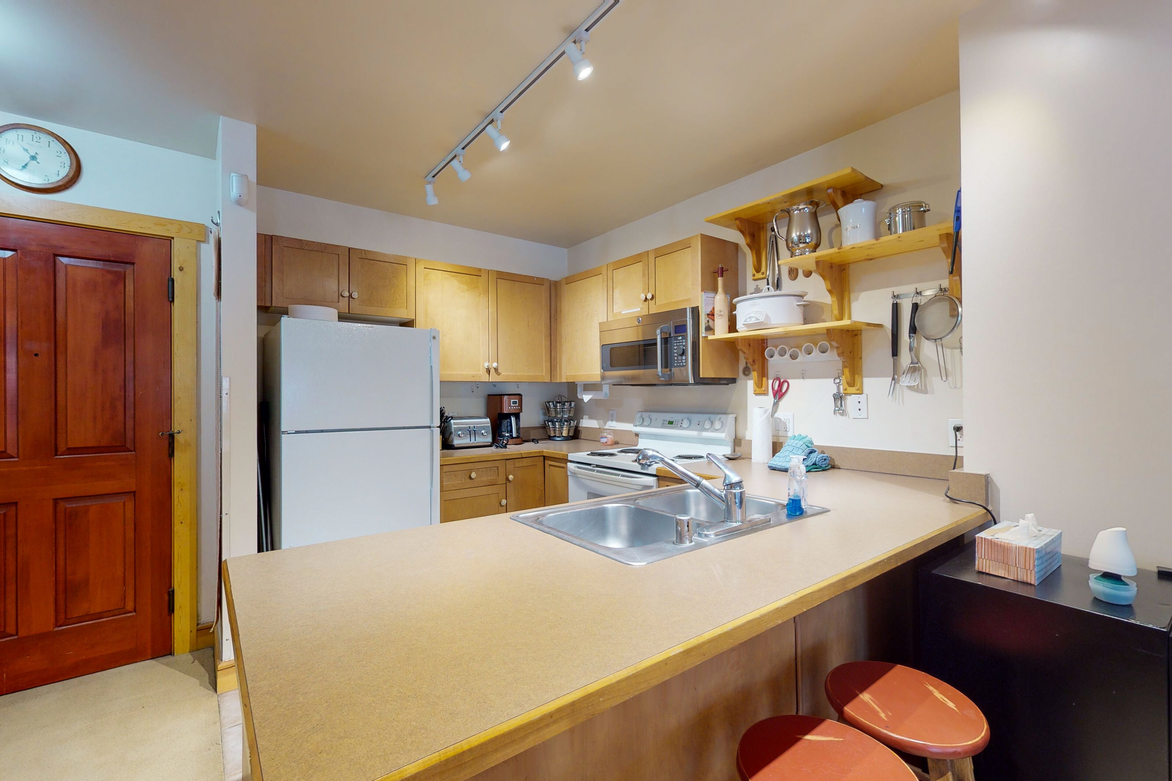 First-Floor Getaway w/ a Free WiFi, a Shared Hot Tub & a Fitness Center