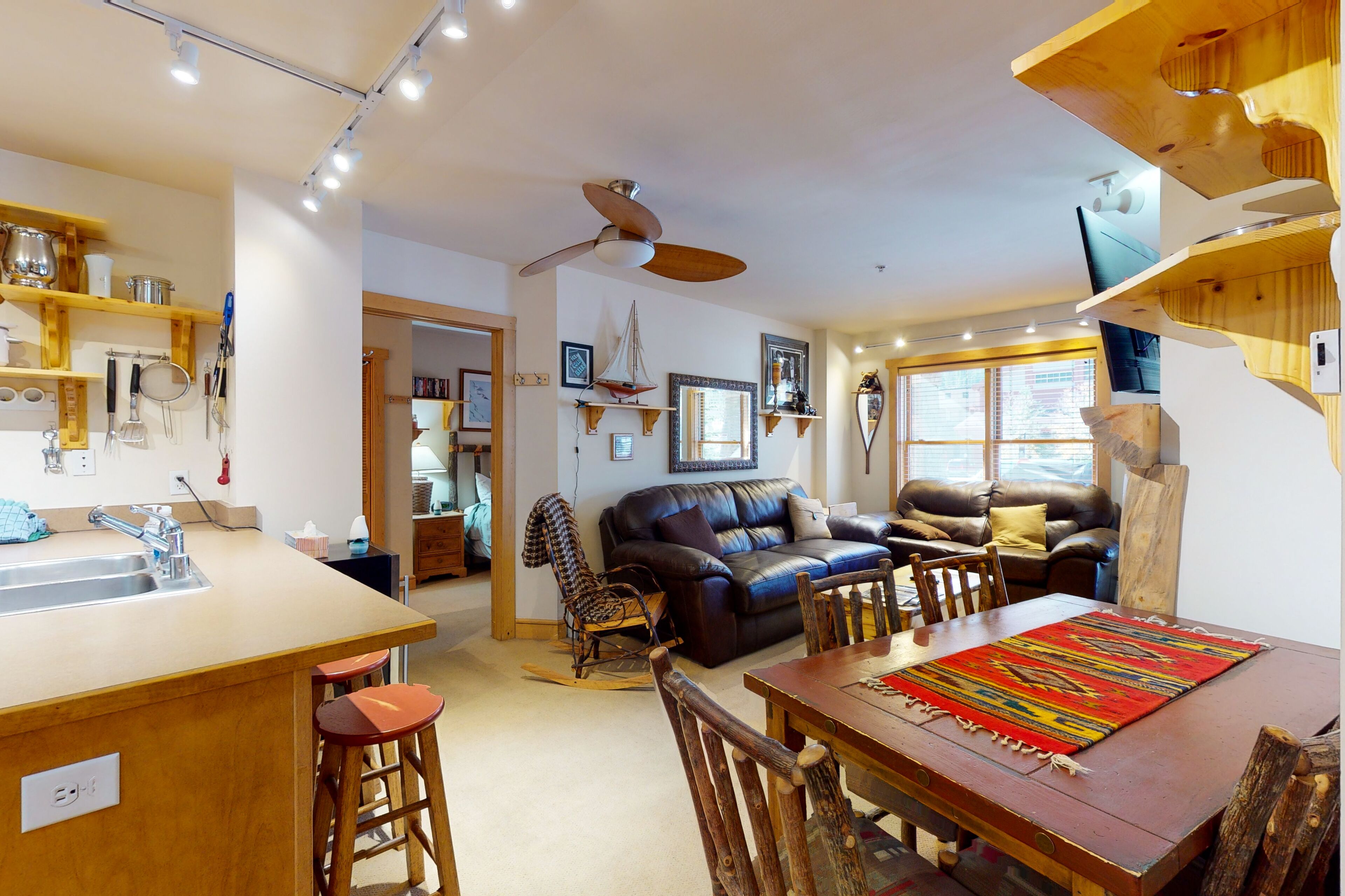 First-Floor Getaway w/ a Free WiFi, a Shared Hot Tub & a Fitness Center