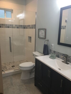 Combined shower/bathtub, hair dryer, towels, toilet paper