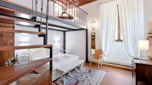 A room with a bunk bed, a desk, a chair, a lamp, and a window with curtains. - Corte al Duomo in Florence, a cozy apartment with garden by Mmega (Firenze)
