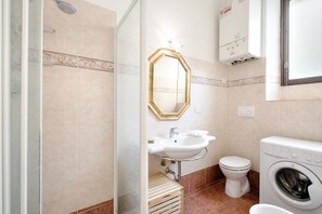 Dusche, Haartrockner, Handtücher, Shampoo