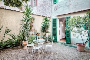 Outdoor dining - Corte al Duomo in Florence, a cozy apartment with garden by Mmega (Firenze)