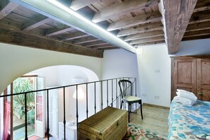 2 bedrooms, iron/ironing board, WiFi, bed sheets - Corte al Duomo in Florence, a cozy apartment with garden by Mmega (Firenze)