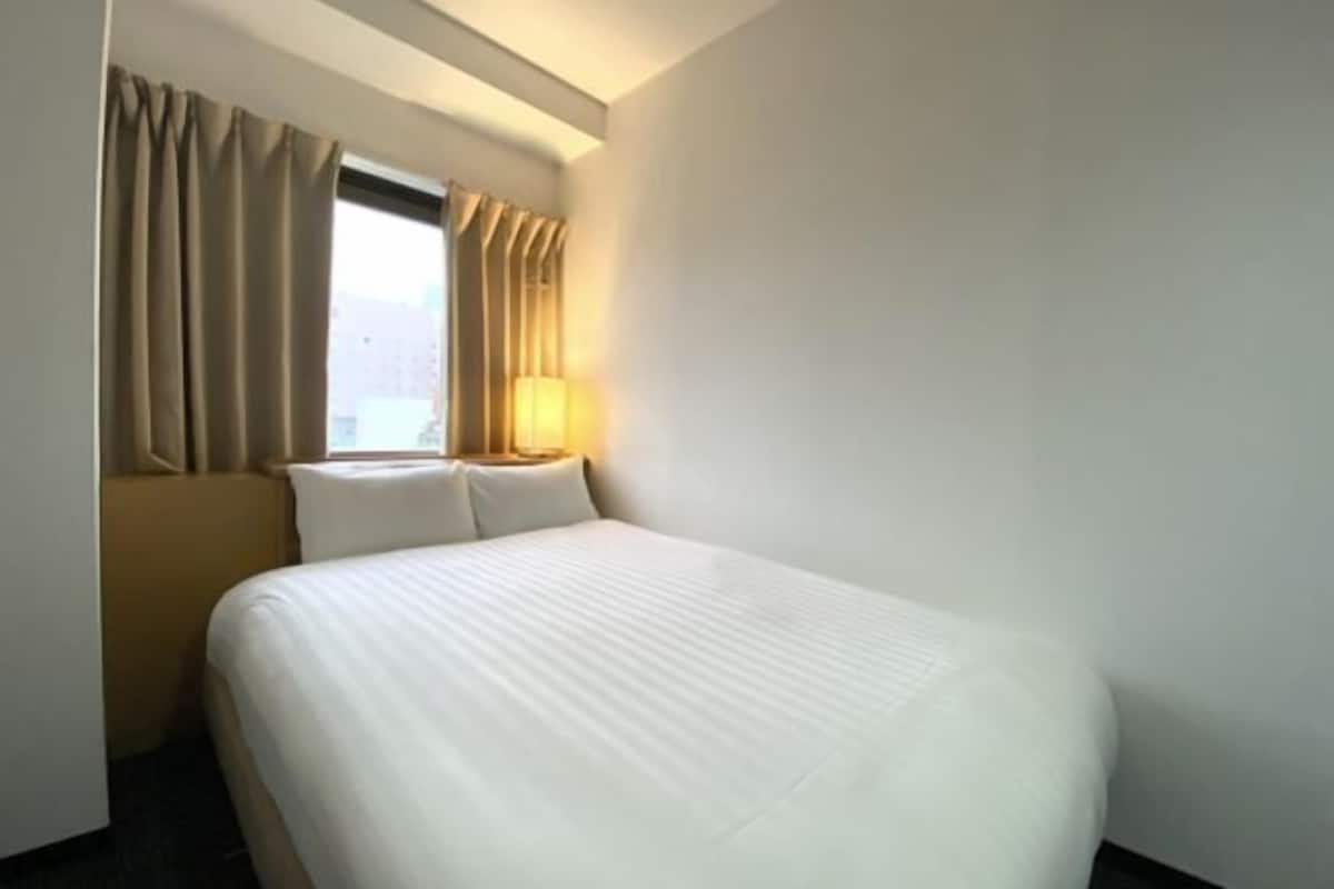 Desk, laptop workspace, free WiFi, bed sheets