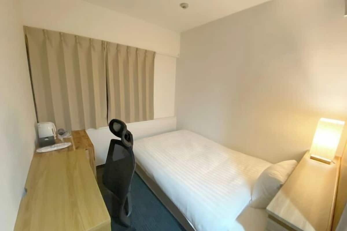 Desk, laptop workspace, free WiFi, bed sheets
