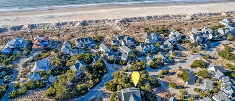 Plage à proximité, chaises longues, serviettes de plage