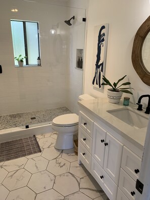 Combined shower/bathtub, hair dryer, towels, soap - As seen on HGTV House Hunters Renovation!  (Hermosa Beach)