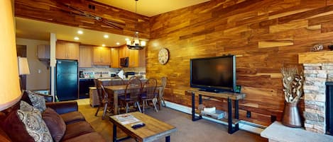 Fernseher, Kamin, DVD-Player