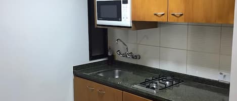 Kochgeschirr/Geschirr/Besteck, Kücheninsel