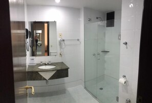 Chuveiro, secador de cabelo, toalhas de banho, sabonete