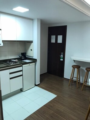 Talheres/pratos/utensílios de cozinha, cozinha com ilha