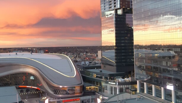 Ein modernes Hochhaus mit Glasfassade und gut sichtbarem Logo.