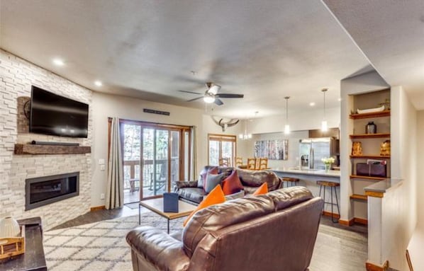 Televisión y chimenea 