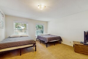 4 bedrooms, iron/ironing board, internet, bed sheets - Single-level home with fireplace, deck, grill, & washer/dryer, sleeps 10 (Stateline)