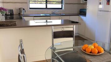 Køleskab, mikrobølgeovn, ovn, kogeplade