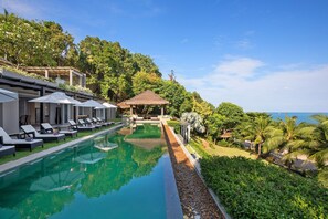 Outdoor pool, pool umbrellas, sun loungers - Sangsuri Villa 1 (Koh Samui)