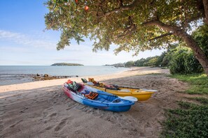 Private beach, sun loungers, beach umbrellas, beach towels - Sangsuri Villa 1 (Koh Samui)