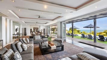 Vila (Multiple Bedrooms) | Sala de estar | Smart TV 32 polegadas com canais via satélite, TV, Netflix