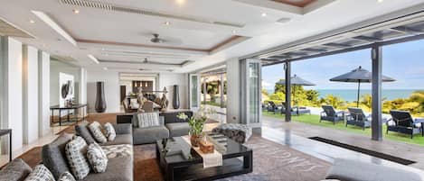 빌라 (Multiple Bedrooms) | 거실 | 위성 채널 시청이 가능한 32인치 스마트 TV, TV, 넷플릭스