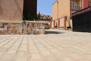 Property grounds - Kampala - Sleeps 4 - Apartment - Garden - Parking (Kampala)