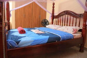 2 bedrooms, iron/ironing board, WiFi, bed sheets - Apt - Sleeps 4 - Pets Ok - Parking - Garden (Kampala)