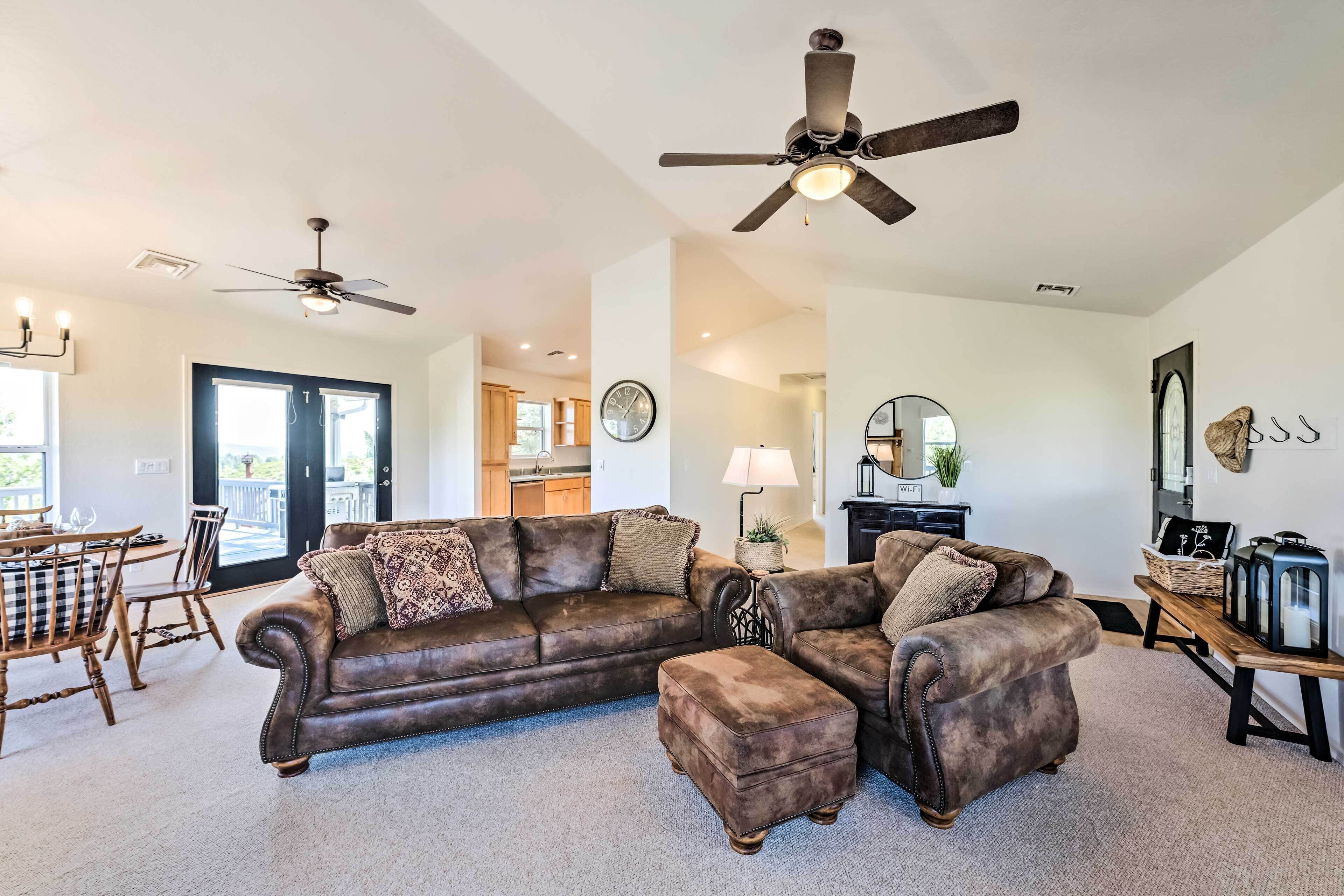 Hilltop Haven w/ Deck, Grill + Nat'l Forest Views!