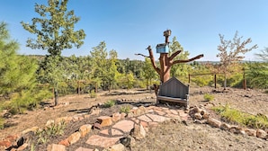 A tree with birdhouses and a shed in a landscaped garden. - Majestic Views & Wraparound Deck: Show Low Haven (Show Low)