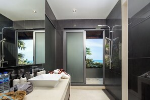 Rainfall showerhead, free toiletries, hair dryer, towels - Sangsuri Villa 2 (Koh Samui)
