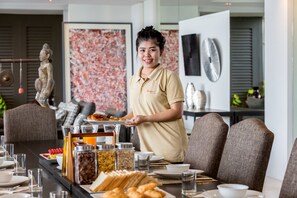 Ein reichhaltiges Frühstücksbuffet mit verschiedenen Speisen und Getränken.