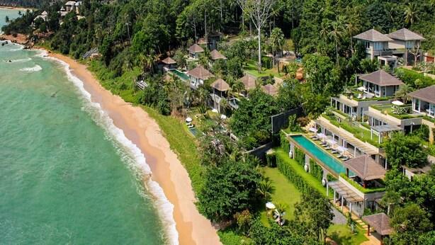 A coastal residential area with beachfront properties, a swimming pool, and lush greenery. - Sangsuri Villa 2 (Koh Samui)