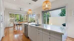 Mikrobølgeovn og oppvaskmaskin