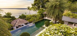 A private pool with a view of the sea, surrounded by lush greenery and a thatched-roof structure. - Sangsuri Villa 3 (Koh Samui)