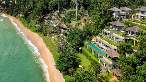 A coastal resort with beachfront properties, a swimming pool, and lush greenery. - Sangsuri Villa 3 (Koh Samui)