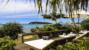 A wooden deck with lounge chairs and a view of the sea. - Sangsuri Villa 3 (Koh Samui)
