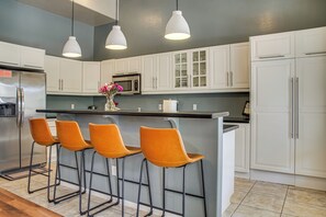 Frigorífico, microondas, placa de cocina y lavavajillas