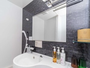 Combined shower/tub, free toiletries, hair dryer, slippers - Super Hotel Toyama Imizu (Imizu)