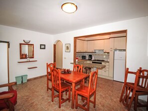 Kühlschrank, Mikrowelle, Geschirrspüler, Kochgeschirr/Geschirr/Besteck