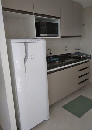 Geladeira, micro-ondas, cooktop, cafeteira/chaleira