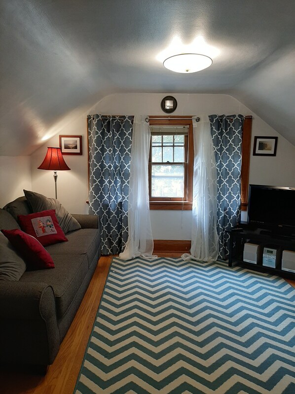 Smart-TV, Kamin, Bücher, Stereoanlage