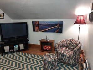 Smart-TV, Kamin, Bücher, Stereoanlage