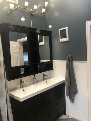 A bathroom with a double sink, a large mirror, and a towel rack. - Pet friendly Bungalow. Close to Downtown and Mountains! (Lakewood)