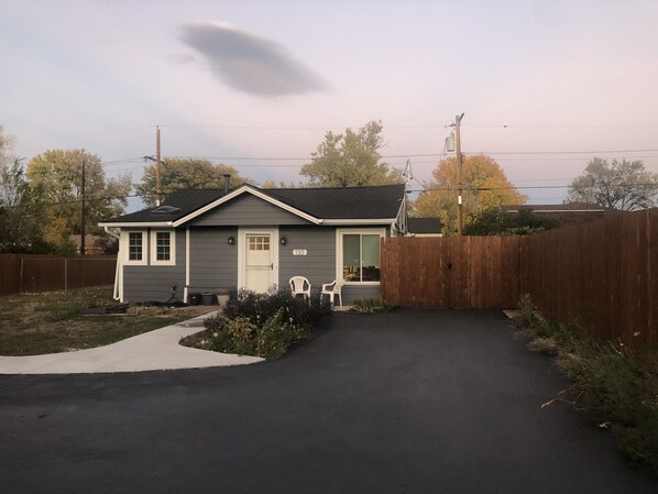 A single-story house with a front porch, a driveway, and a wooden fence. - Pet friendly Bungalow. Close to Downtown and Mountains! (Lakewood)