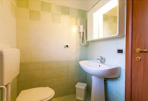 Appartement, 2 chambres, accessible aux personnes à mobilité réduite, fumeur | Commodités de la salle de bain