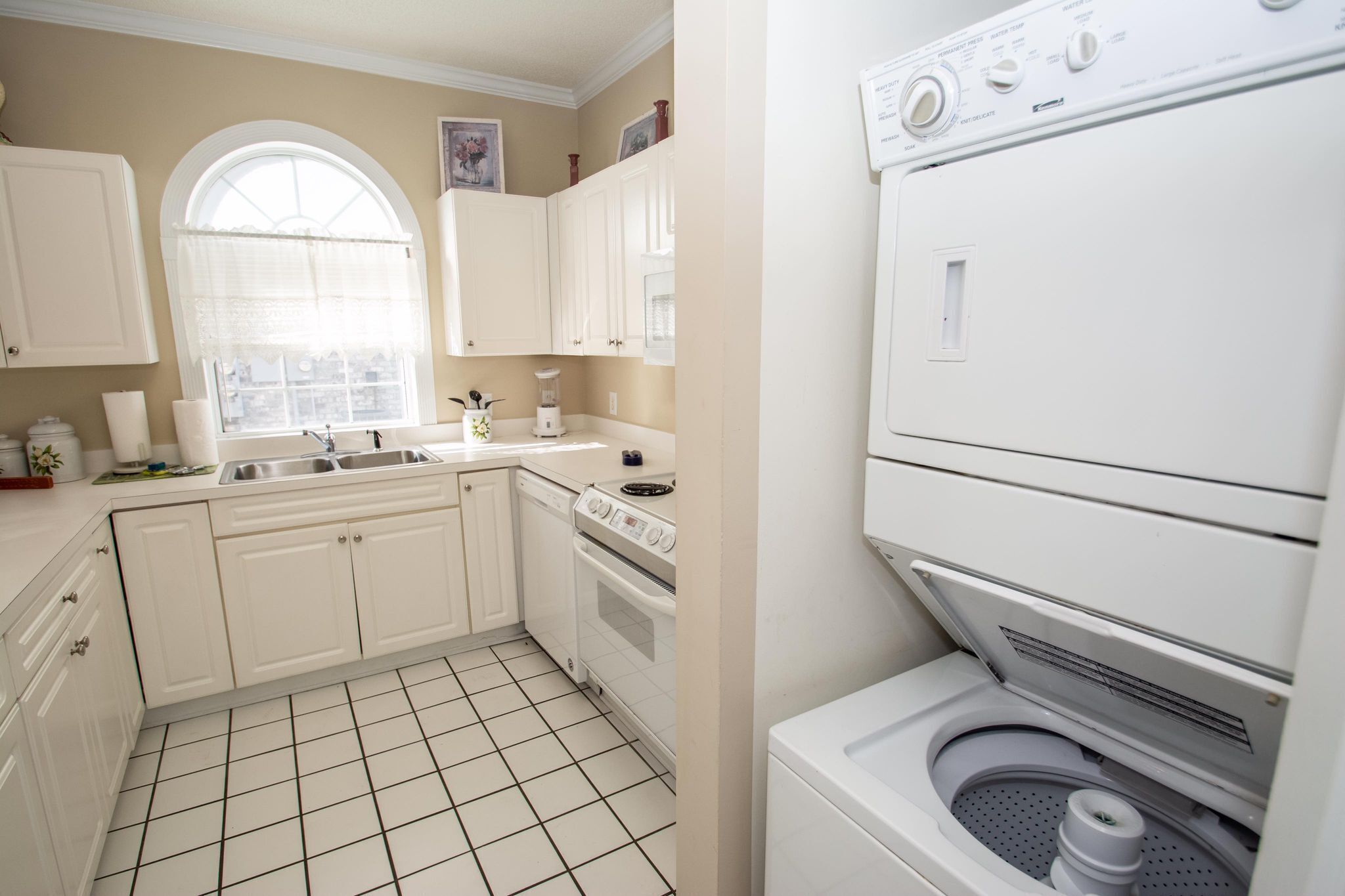 Private Enclosed Patio with Pool Views, 1st Flr, near shopping and amusements